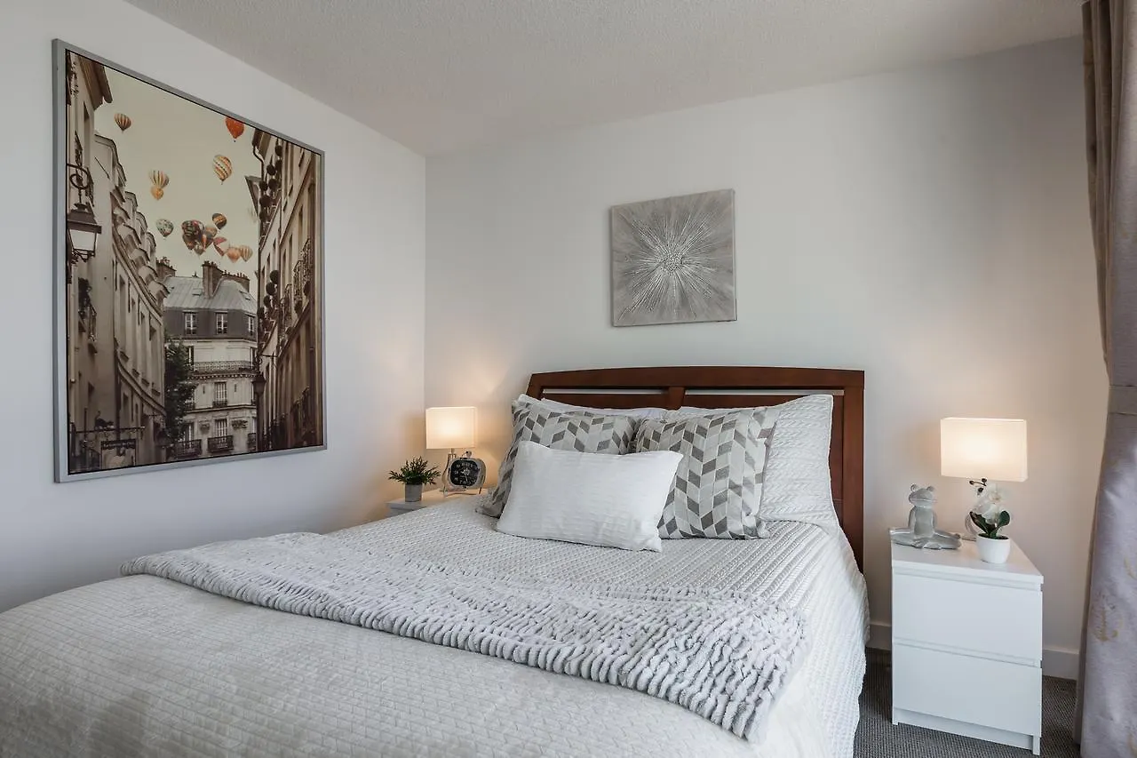Premium 2-Bedroom With Cn Tower & Lake Views Toronto